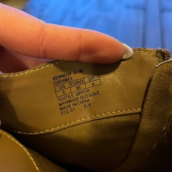 Kenneth Cole Girls Boots - Picture 12 of 13